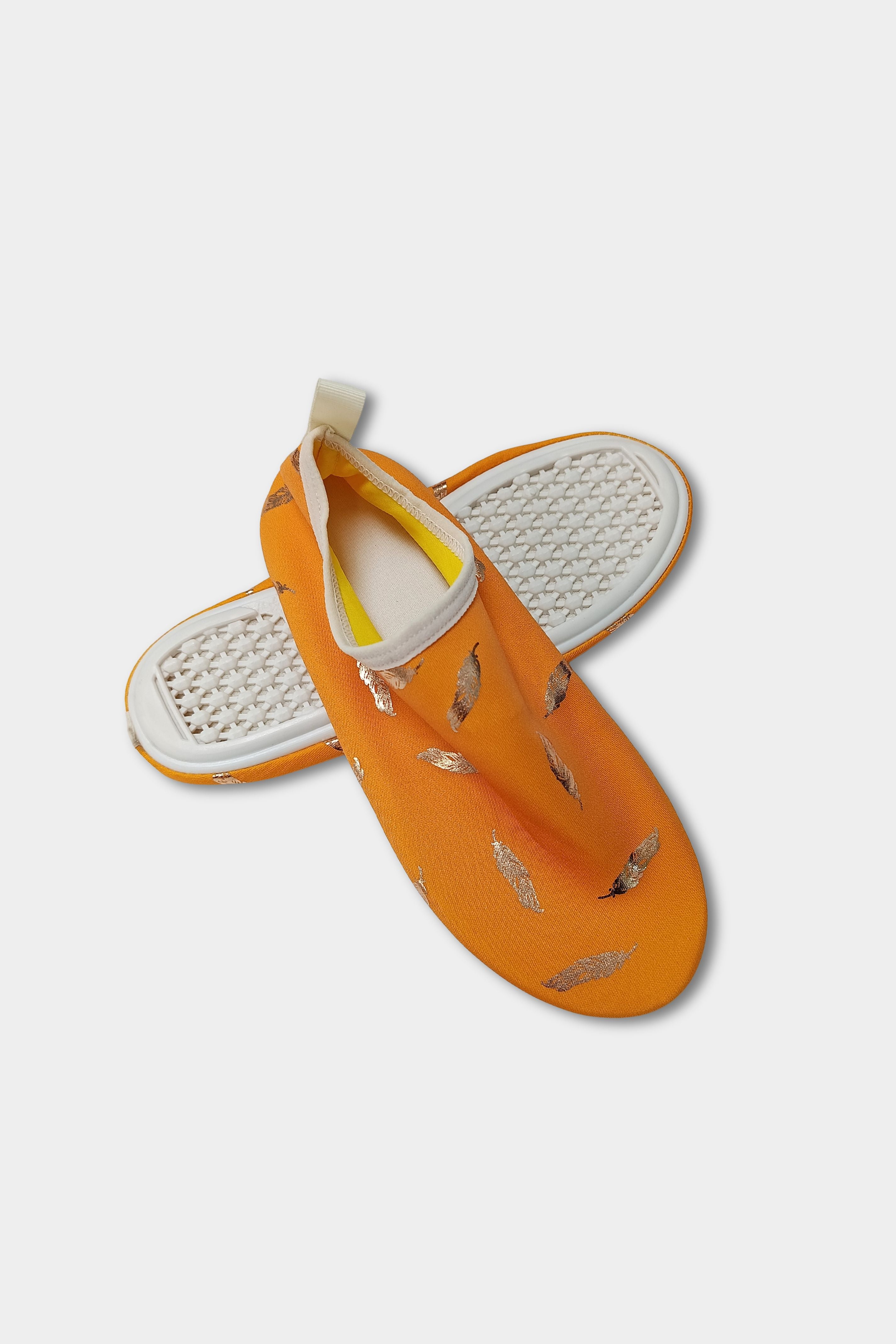 Bae Modest feather print thick sole beach shoes with quick-dry, anti-slip water shoes for beach and pool activities.
