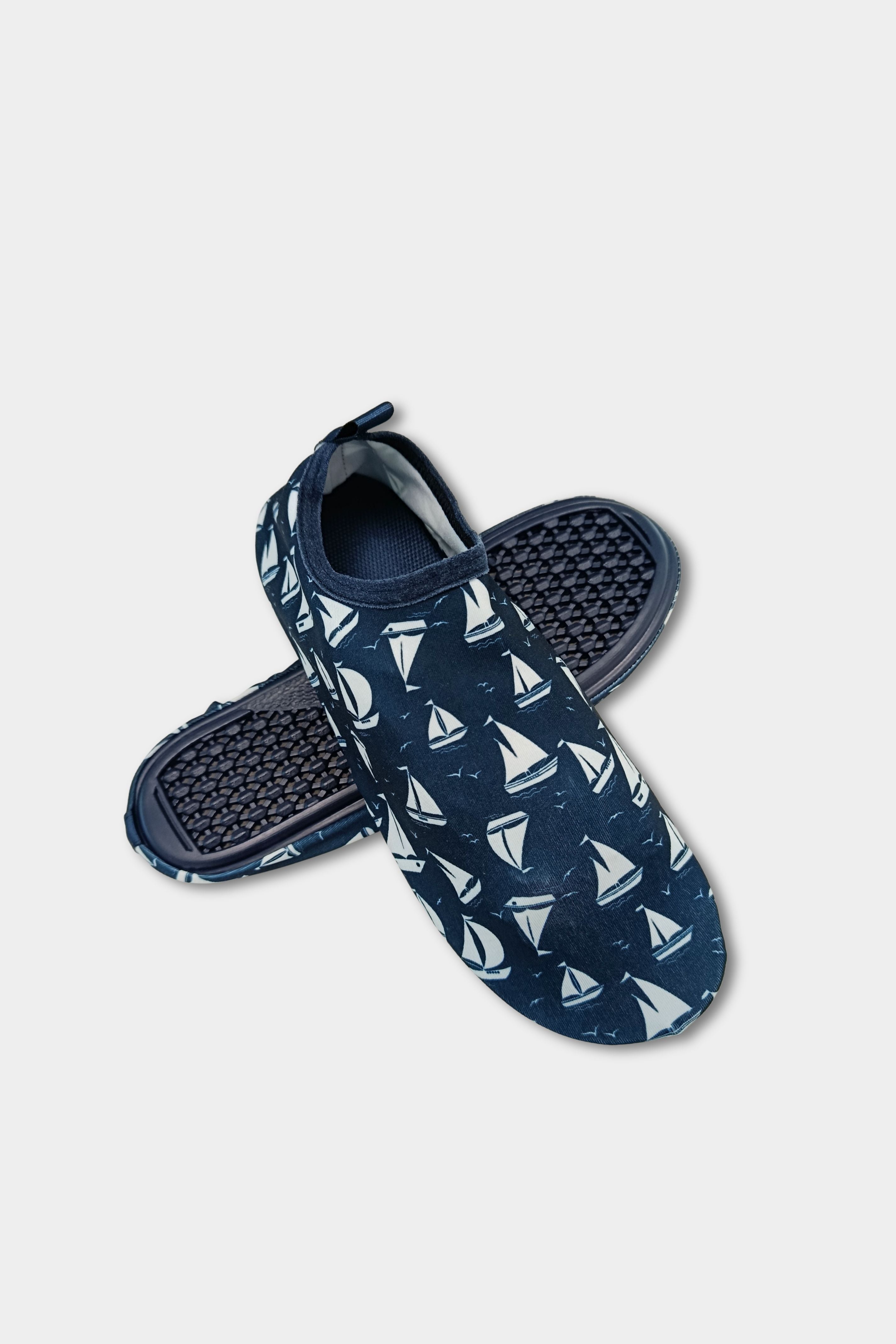 BAE Modest sailboat thick sole beach shoes with quick-dry and anti-slip features, designed for water sports and beach activities.